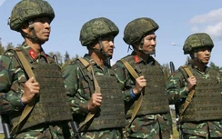 "Anh nuôi" Việt Nam mặc áo giáp, đội mũ bảo hiểm Nga trổ tài thiện xạ