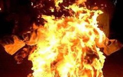 Mâu thuẫn vì con trai khóc đêm, chồng đổ xăng châm lửa đốt vợ