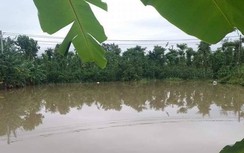 Xuống ao lấy chiếc dép bị rơi, bé trai đuối nước thương tâm