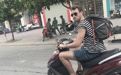 Khi "Tây ba lô" vô tư "quên" đội mũ bảo hiểm