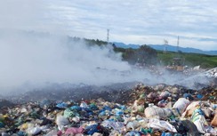 Cảnh sát vất vả khống chế đám cháy bãi rác "khủng” giữa rừng