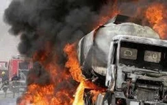 Xe chở xăng phát nổ tại Tanzania, hơn 100 người thương vong vì hôi của