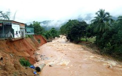 Cưỡng chế di dời khẩn cấp 4 nhà dân chênh vênh bên bờ suối ở Lâm Đồng