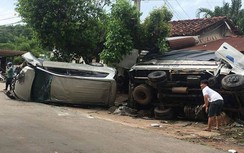 Toyota Innova tông xe tải đang đỗ, 2 ô tô "phơi bụng" bên đường