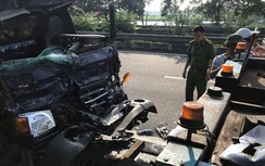 Tông đuôi xe container đang dừng, tài xế ô tô tải chết kẹt trong cabin