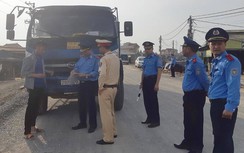 Vài tháng, đường đê Hữu Hồng lại nứt vì xe quá tải