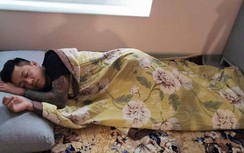 Ca sĩ Tuấn Hưng ngủ dưới sàn nhà khi trông vợ sinh nở