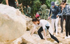 Hoa hậu Lương Thùy Linh cùng hai á hậu vượt đường sạt lở tới Thanh Hóa