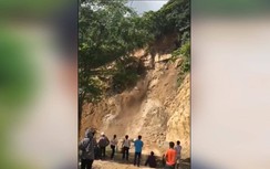 Video: Hãi hùng cảnh người dân đứng "hóng" ở điểm sạt lở suýt bị đá đè chết