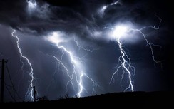 Trú mưa dưới ô, 3 người trong gia đình bị sét đánh tử vong