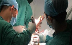 Mâu thuẫn chia tài sản sau ly hôn, chồng chém vợ suýt lìa 2 bàn tay