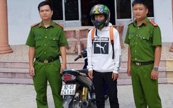 Thanh niên làm xiếc trên yên xe máy để đăng Tiktok theo trào lưu