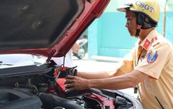 Video: Hiệp sĩ chuyên kích bình, giải cứu ô tô chết máy