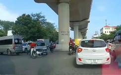 Video: Tài xế xe ôm công nghệ luồn lách khiến lái xe taxi "nổi điên"