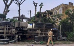 Tránh xe đạp điện sang đường, xe bồn lật nhào trong mưa