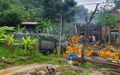 Xe tải mất lái lao vào nhà dân khiến 2 người tử vong