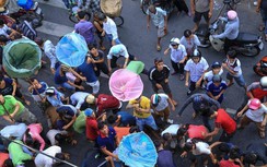 Video: Ngỡ ngàng cảnh cướp heo quay cúng cô hồn rằm tháng 7