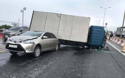 Xe tải lật nghiêng đè bẹp ôtô con, cầu Thanh Trì ùn tắc kéo dài