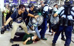 Hồng Kông bắt người biểu tình ném cờ Trung Quốc xuống biển