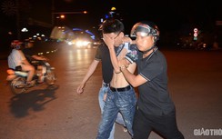 Hàng loạt "quái xế" xe không biển, đầu trần vượt đèn đỏ bị "sờ gáy"