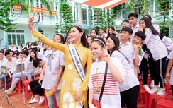 Hoa hậu Lương Thùy Linh bị "bao vây" khi về lại trường xưa