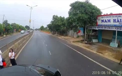 Video: Tài xế xe tải choáng váng vì bị ô tô 4 chỗ “cắt mặt” cực nguy hiểm