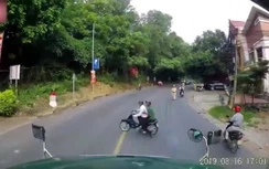 Video: Bỏ chạy khi gặp CSGT, xe máy suýt gây họa cho tài xế xe container