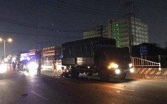 Xe máy tông thẳng đuôi ô tô tải dừng đèn đỏ, nam thanh niên thiệt mạng