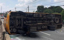 Xe khách lật, rơi hai bánh sau ở Bình Dương có thể do vặn ốc không chặt