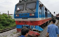 Qua đường ray chết máy, xe tải bị tàu hỏa đâm văng xuống ruộng