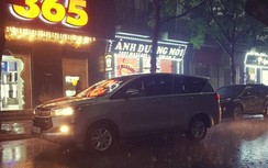 Mới đầu giờ chiều, Hà Nội tối đen như mực trong mưa giông chớp giật