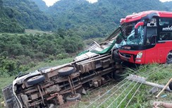 Xe khách lao vào xe tải chở luồng, 2 người chết, 14 người bị thương