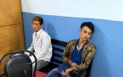 CSGT bị người vi phạm đập đá vào mặt, vật ngã giữa đường