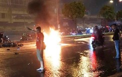 Hai xe máy tông nhau cháy dữ dội trên đường song hành Xa lộ Hà Nội