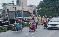 Va chạm với xe bồn, mẹ và con trai tử vong tại chỗ