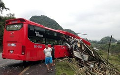 Xe khách đâm đuôi xe tải ở Hòa Bình có chạy dù?