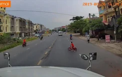 Video: Hãi hùng giây phút trẻ nhỏ lao thẳng vào đầu xe container