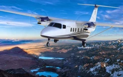 Máy bay bốc cháy trên đường băng tại sân bay California