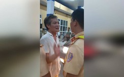 Video: Tài xế xe biển xanh nghi say rượu lớn tiếng quát tháo, tát CSGT