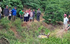 Người đàn ông tử vong do máy cày tự chế lật xuống suối