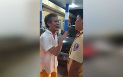 Vụ lái xe biển xanh tát CSGT: Tài xế chỉ là người đi sửa xe giúp cơ quan?