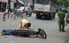Va chạm với ô tô tải, người đàn ông chết thảm dưới bánh xe