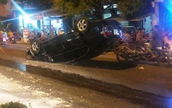 Ô tô tông dải phân cách, nằm "phơi bụng" giữa đường