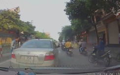 Xác minh sự việc xe ô tô, xe máy dừng đột ngột giữa đường phố nhặt tiền