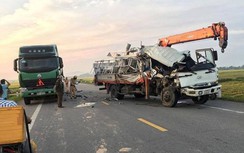 Xe tải cẩu tông đuôi ô tô ben, phụ xe bị thương nặng
