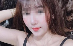 Nam thanh niên nằm bất động cạnh thi thể cô gái trong xe Innova