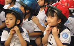 Hàng ngàn người đi bộ vận động toàn dân "Đội mũ bảo hiểm cho trẻ em"