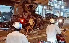 Sau cú tông liên hoàn, tài xế xe bồn cầm giấy tờ rời khỏi hiện trường