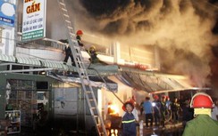 Cháy hiệu buôn ở Cà Mau, nhiều hộ dân phải sơ tán khẩn trong đêm