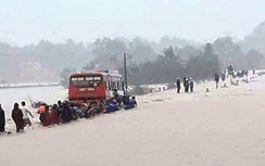 Bất chấp đường ngập sâu, tài xế xe khách chở 60 nữ công nhân vẫn lao qua